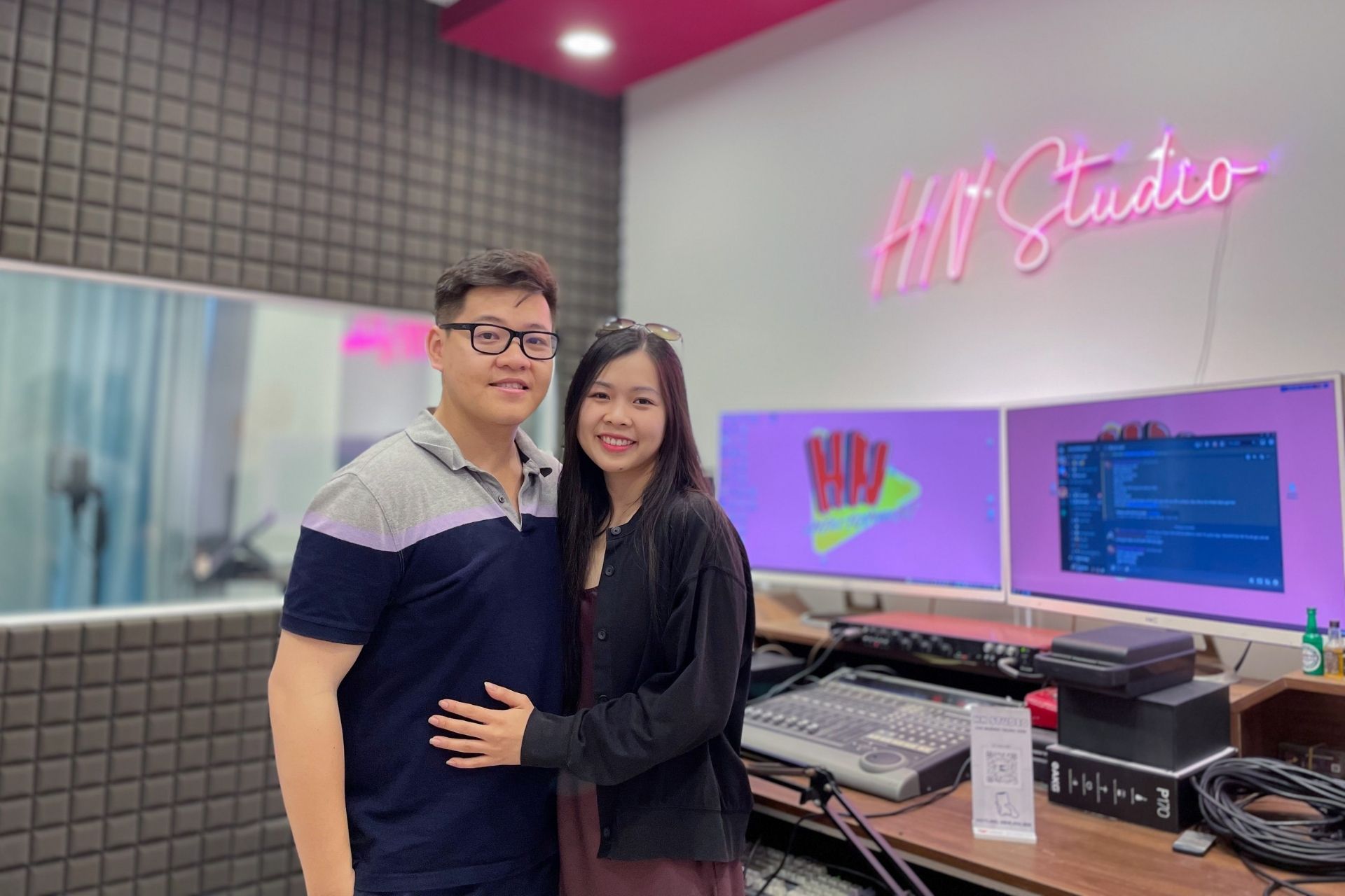 Khách hàng nhà HN Studio tại phòng thu âm quận 7